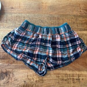 Free People Plaid flannel shorty shorts. SO cute!! 🩵🧡
